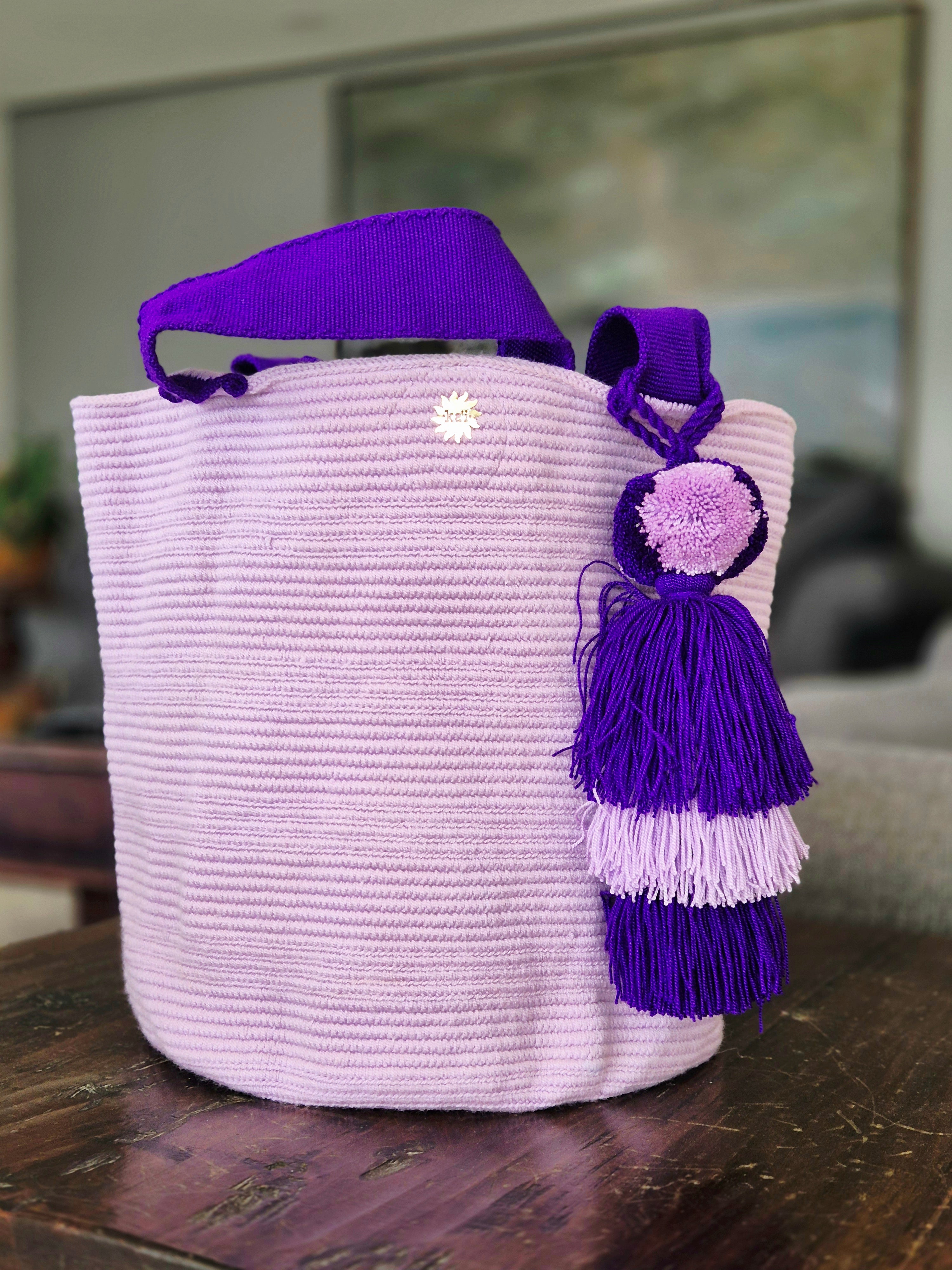 Cartera violeta con asa  morada y pompón en violeta y morado