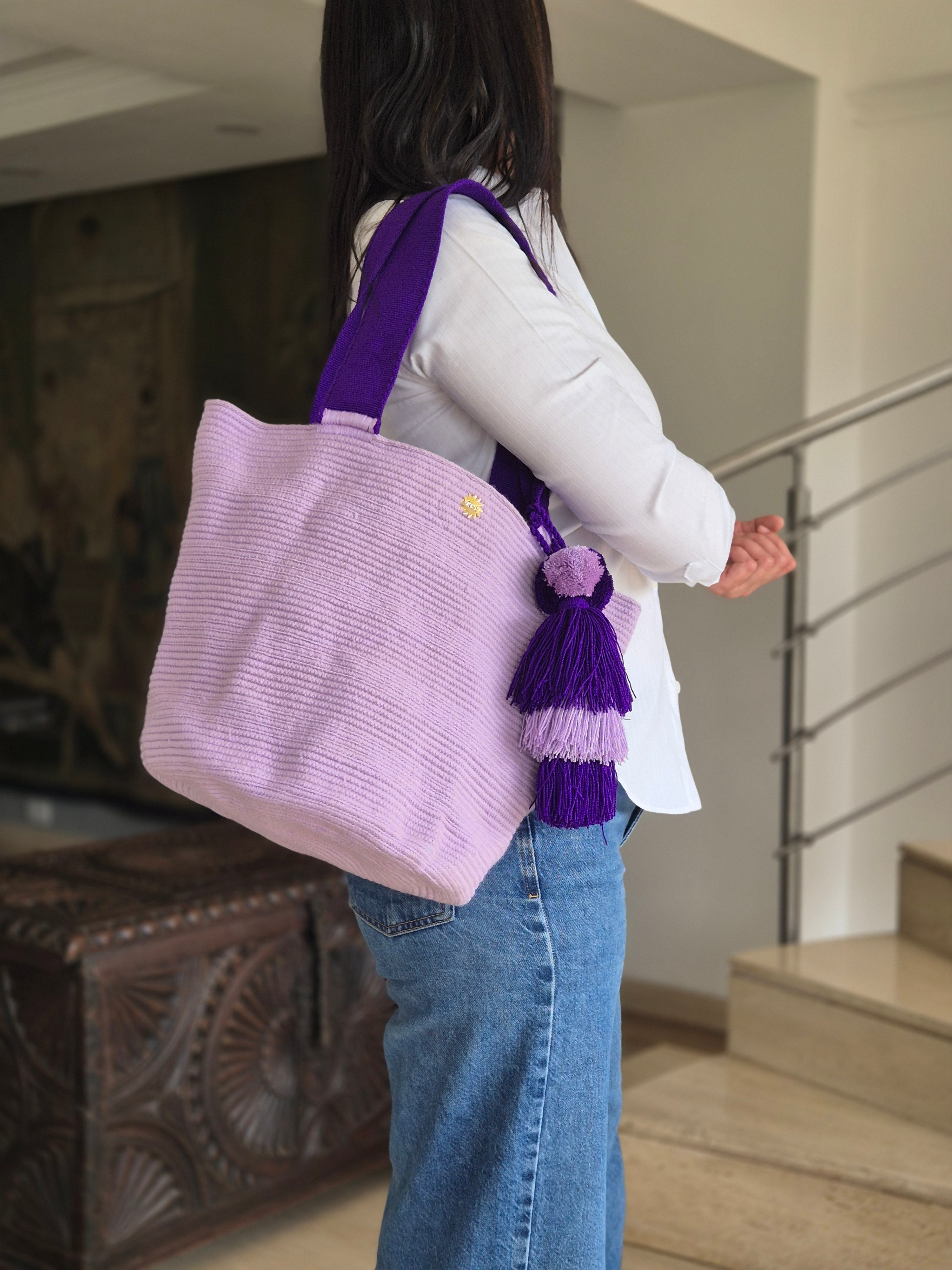 Cartera violeta con asa  morada y pompón en violeta y morado