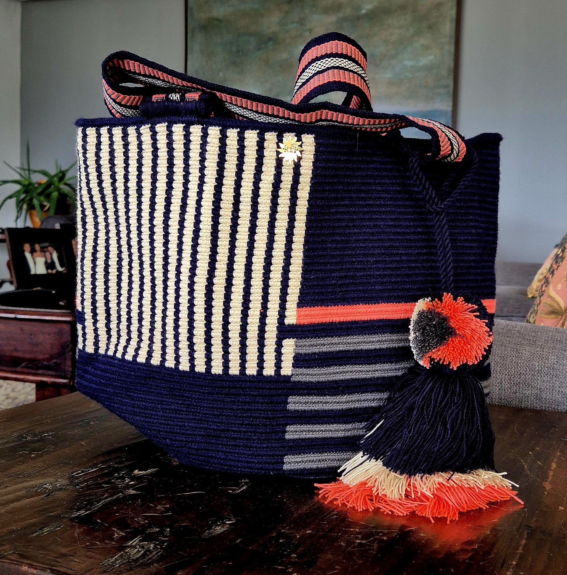 Cartera azul oscuro lineas verticales beige y horizontales gris y fucsia