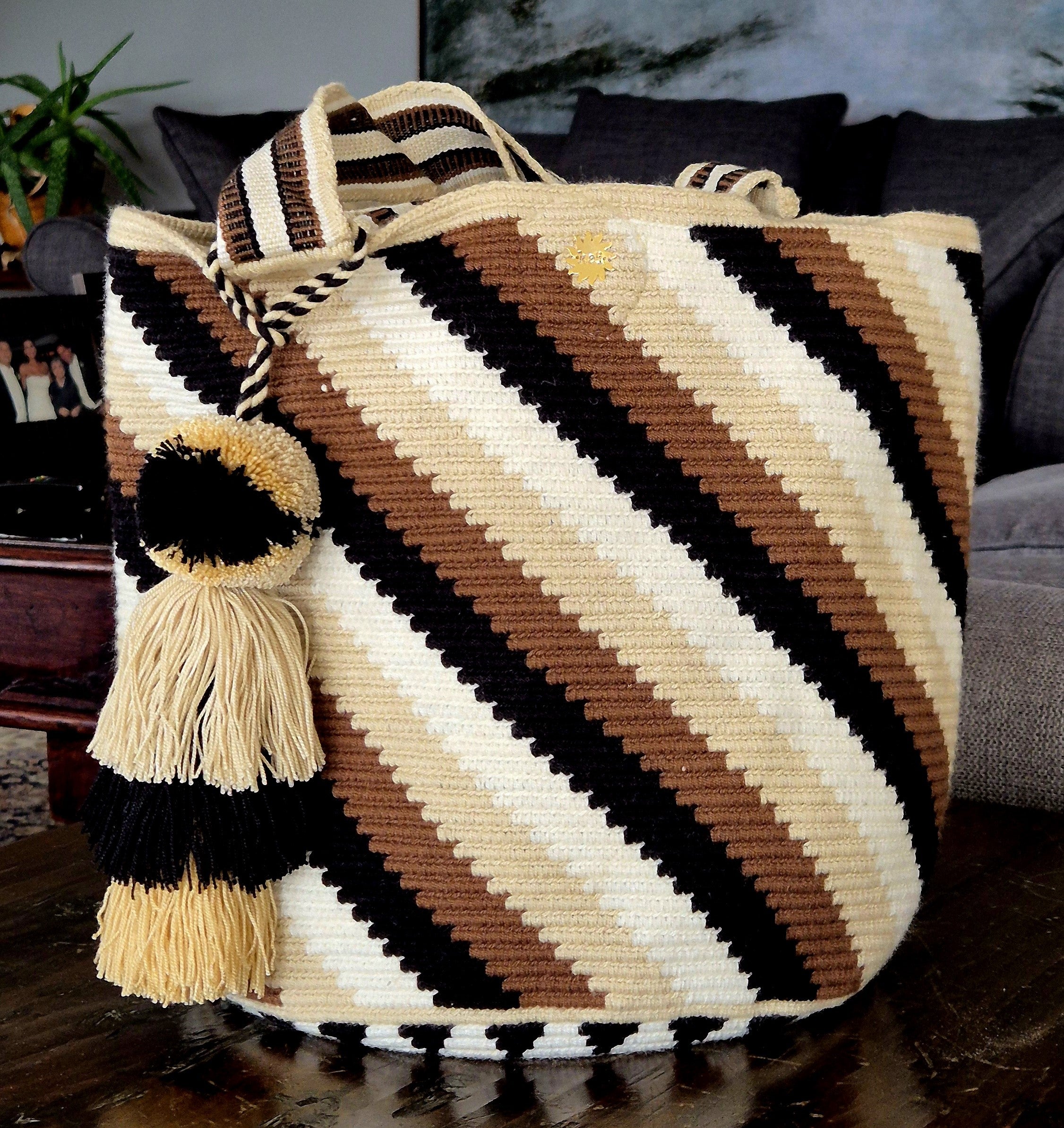 Cartera a lineas diagonales en blanco, beige, marrón y negro