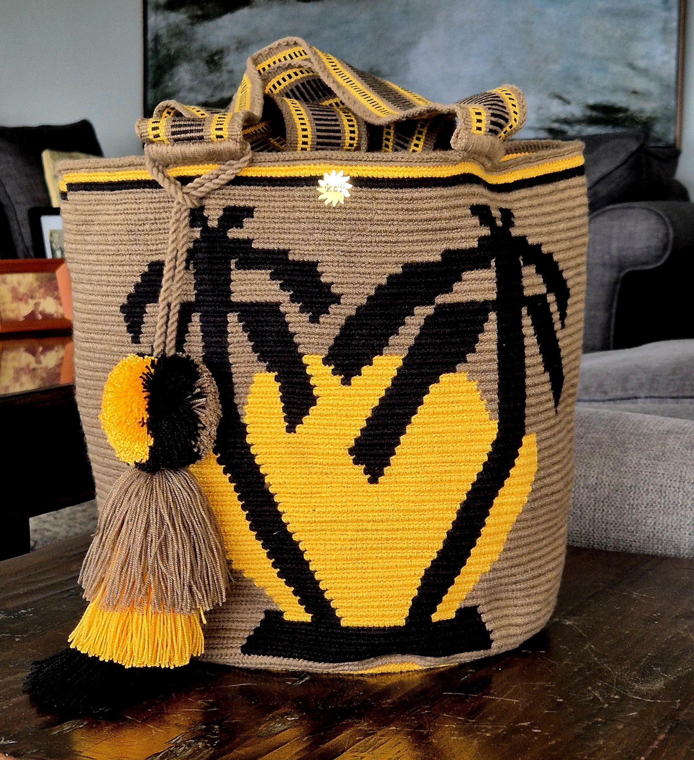 Cartera beige con sol amarillo y palmeras en negro