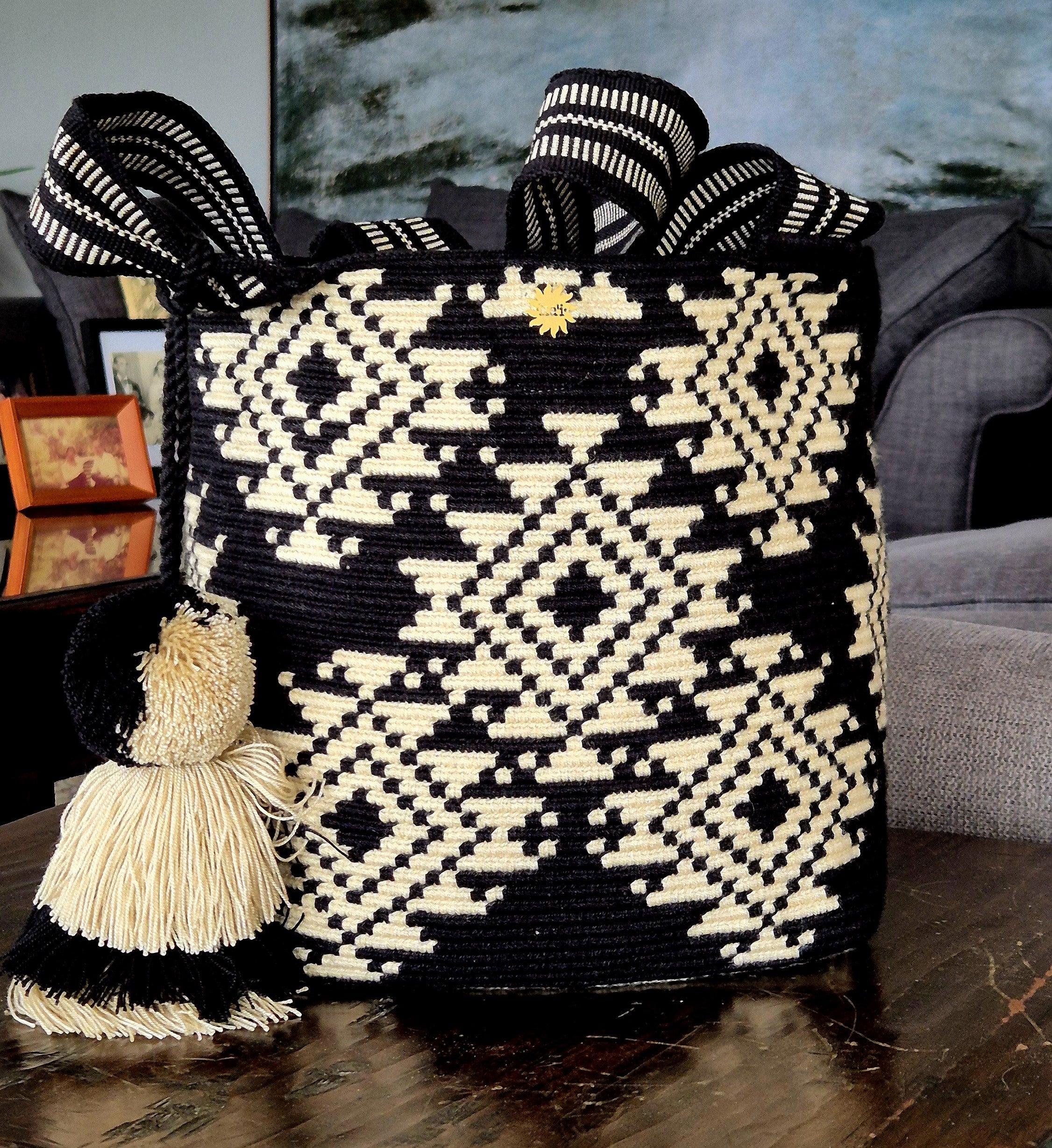 Cartera negra con patron de diamantes blancos