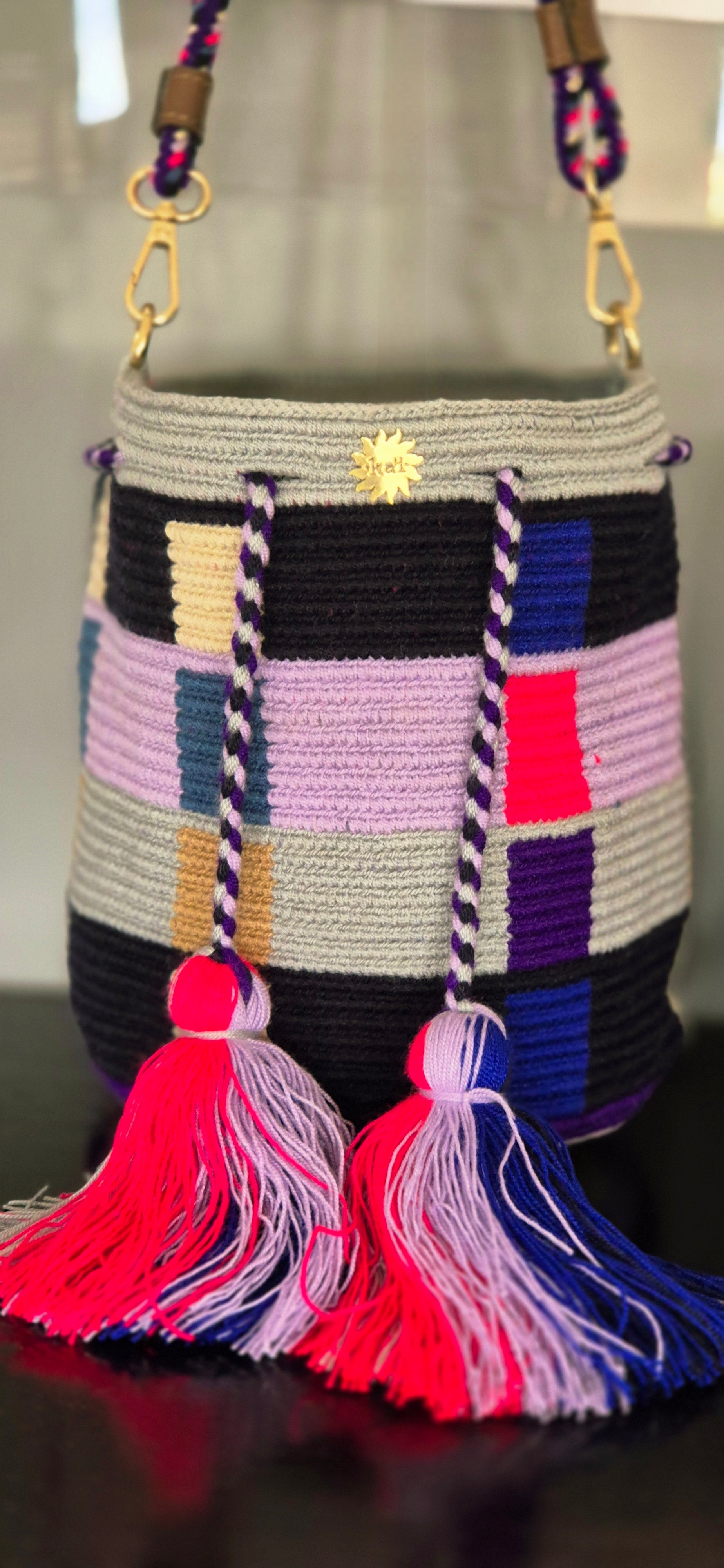 Gray bag with squares in lilac, fuchsia, blue, black, light and dark beige