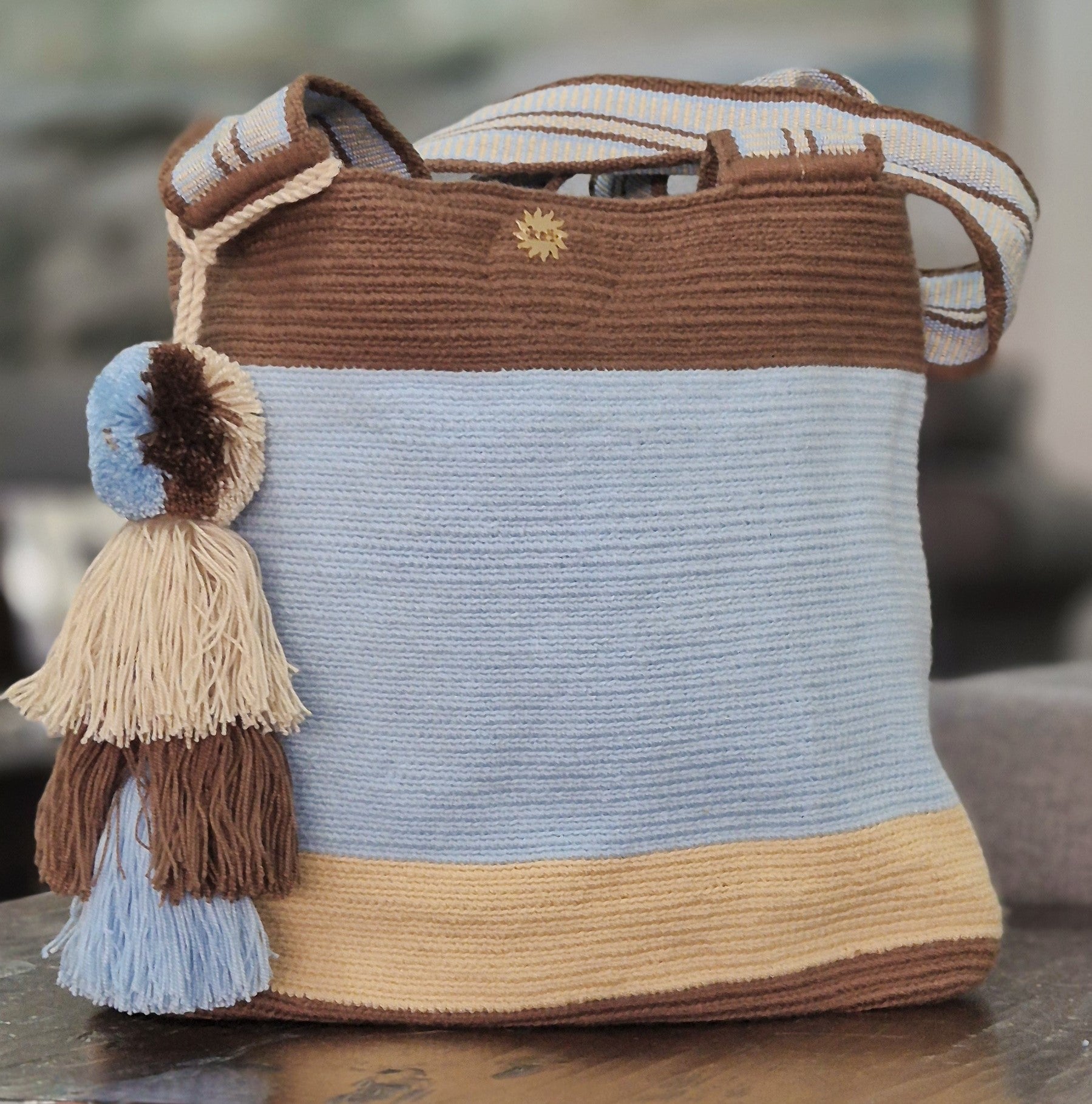 Cartera a bandas marrón, azul claro y beige