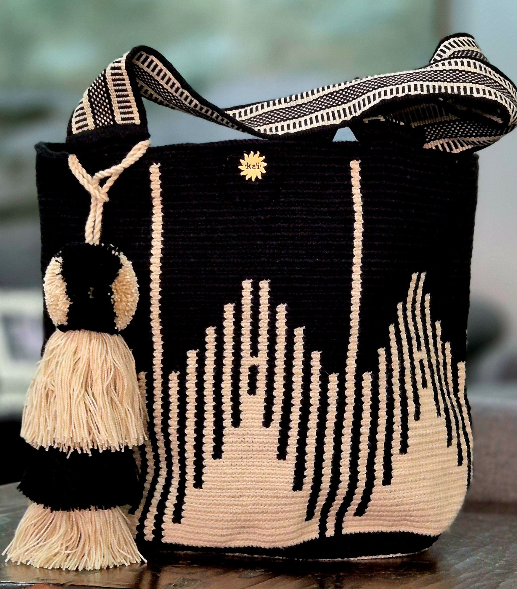 Cartera de triangulos blancos en la base interlazados con triangulos negros invertidos desde el tope