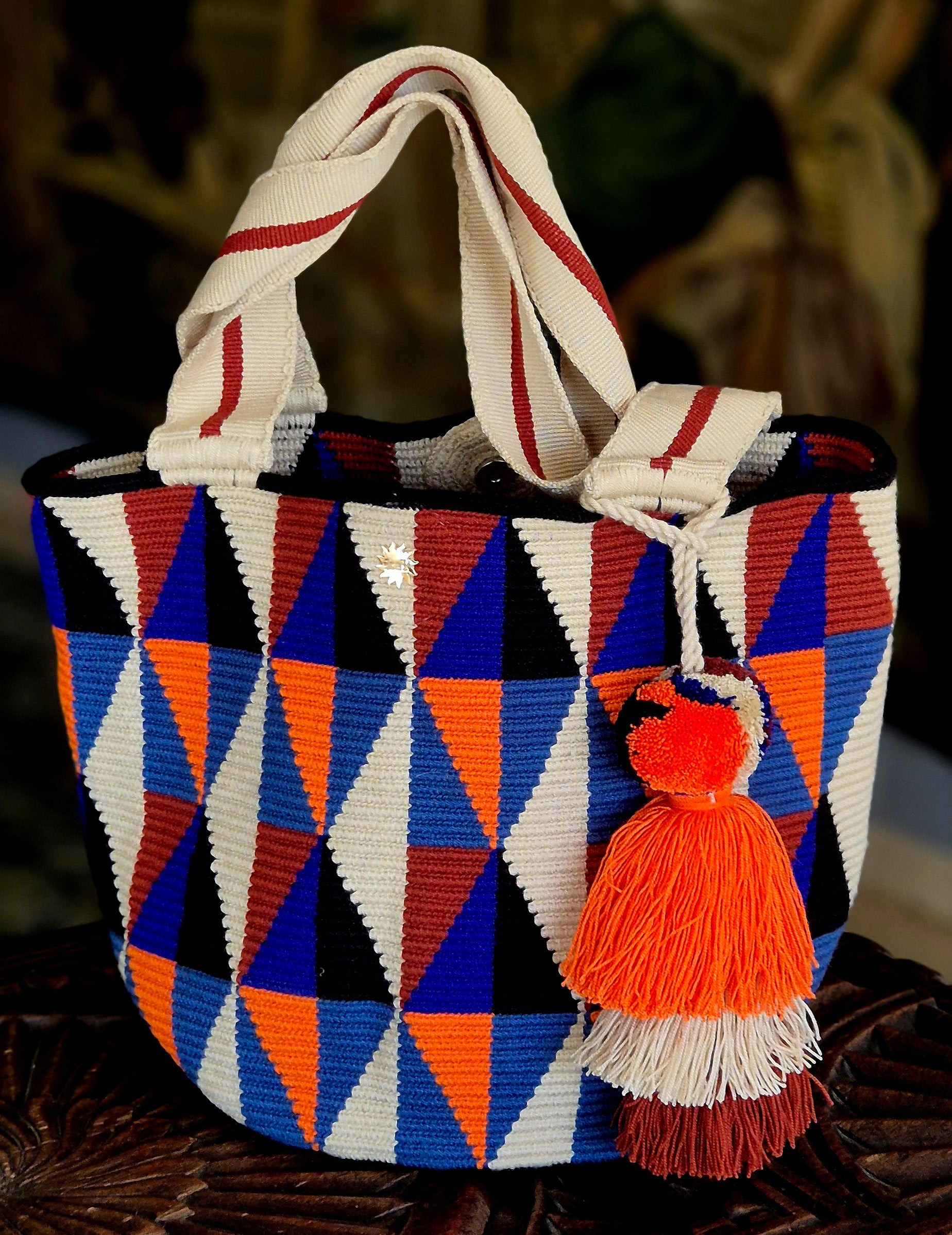 Wallet with a pattern of triangles in various colors