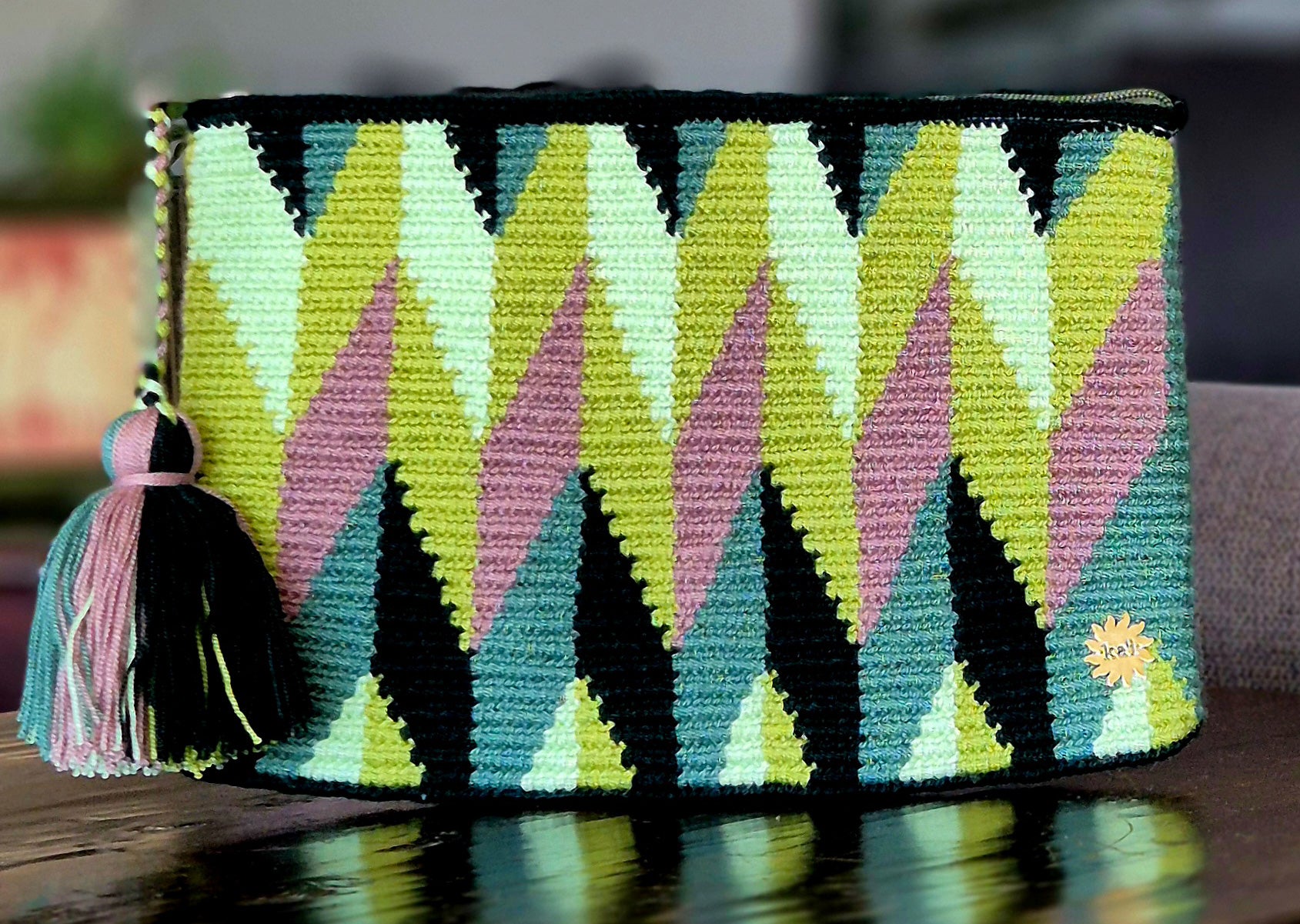 Sobre con patron de flechas verticales en aqua y negro, violeta y oliva, oliva y beige