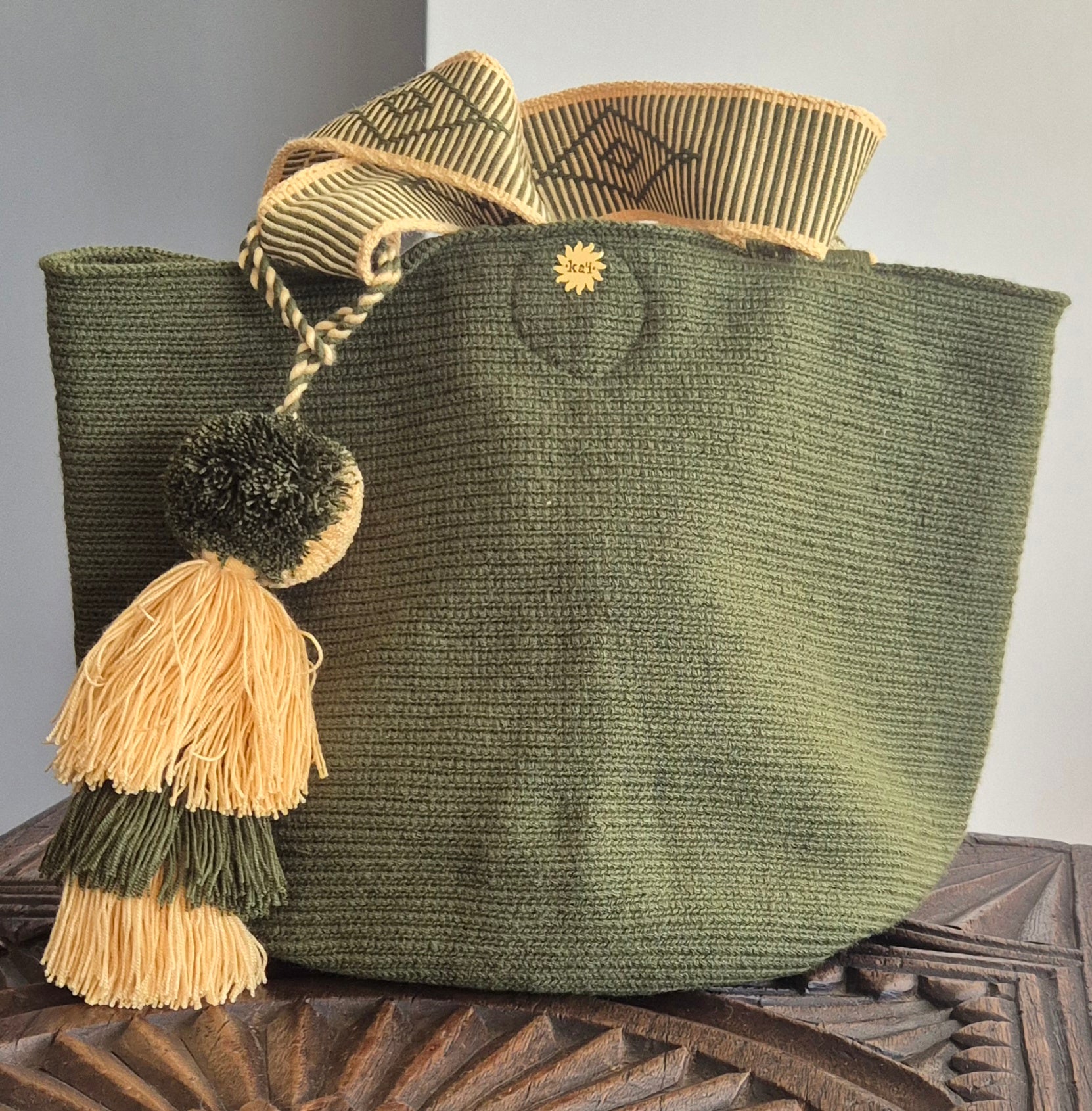 Cartera verde militar con asa y pompón beige y verde