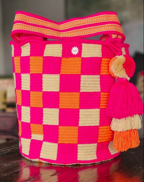 Cartera en patrón de cuadros fucsia, naranja y beige