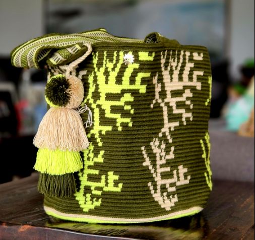 Cartera oliva con patron de coral manzana y beige