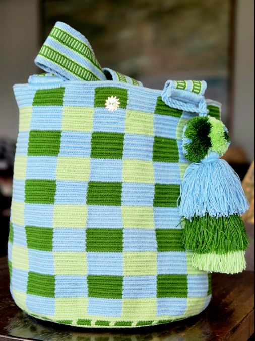 Cartera en patrón de cuadros azul turquesa, verde y manzana