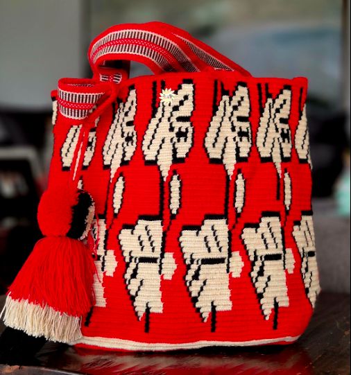 Cartera roja con flores en beige