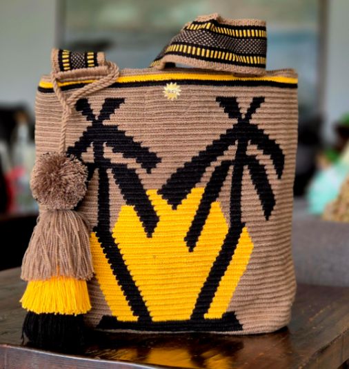 Cartera marrón con sol amarillo y palmeras negras